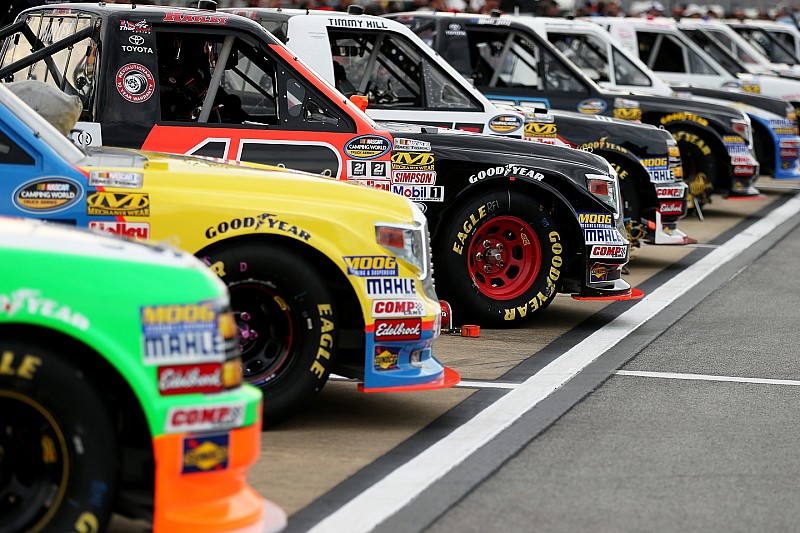 nascar-truck-talladega-2015-trucks-wait-on-the-grid