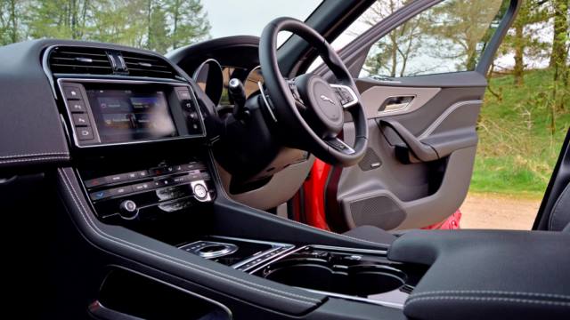 نمای داخلی جگوار F-PACE