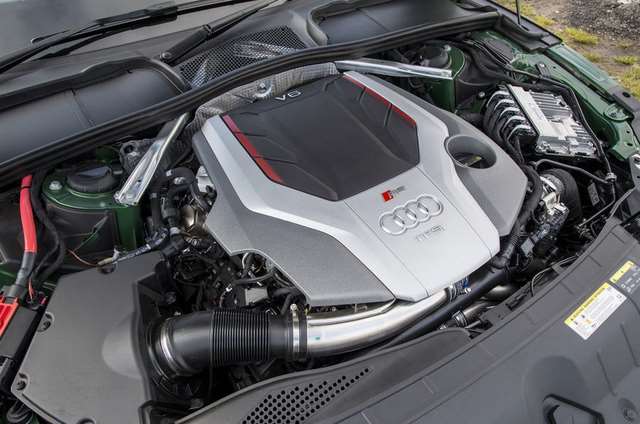 آئودی RS5 و نیسان GT-R 
