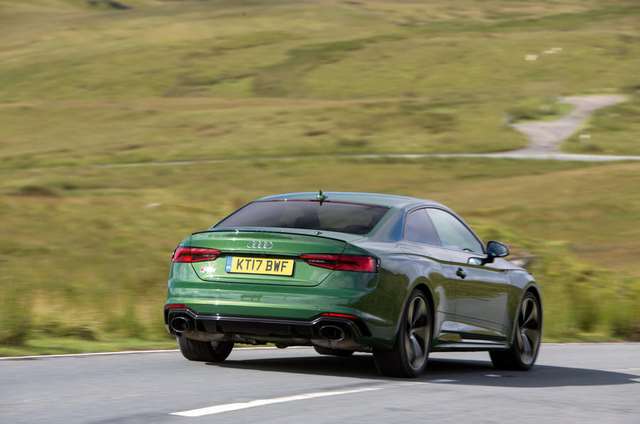 آئودی RS5 و نیسان GT-R 