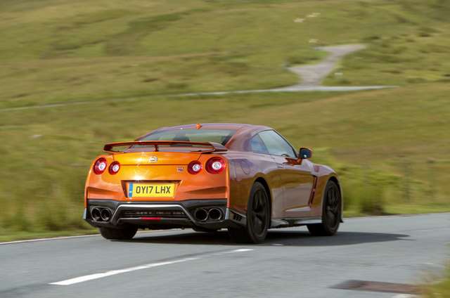 آئودی RS5 و نیسان GT-R 